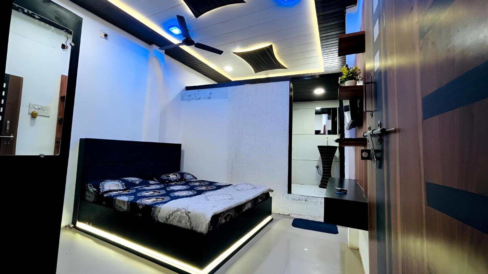Pallav Guest House Уджайн Екстериор снимка